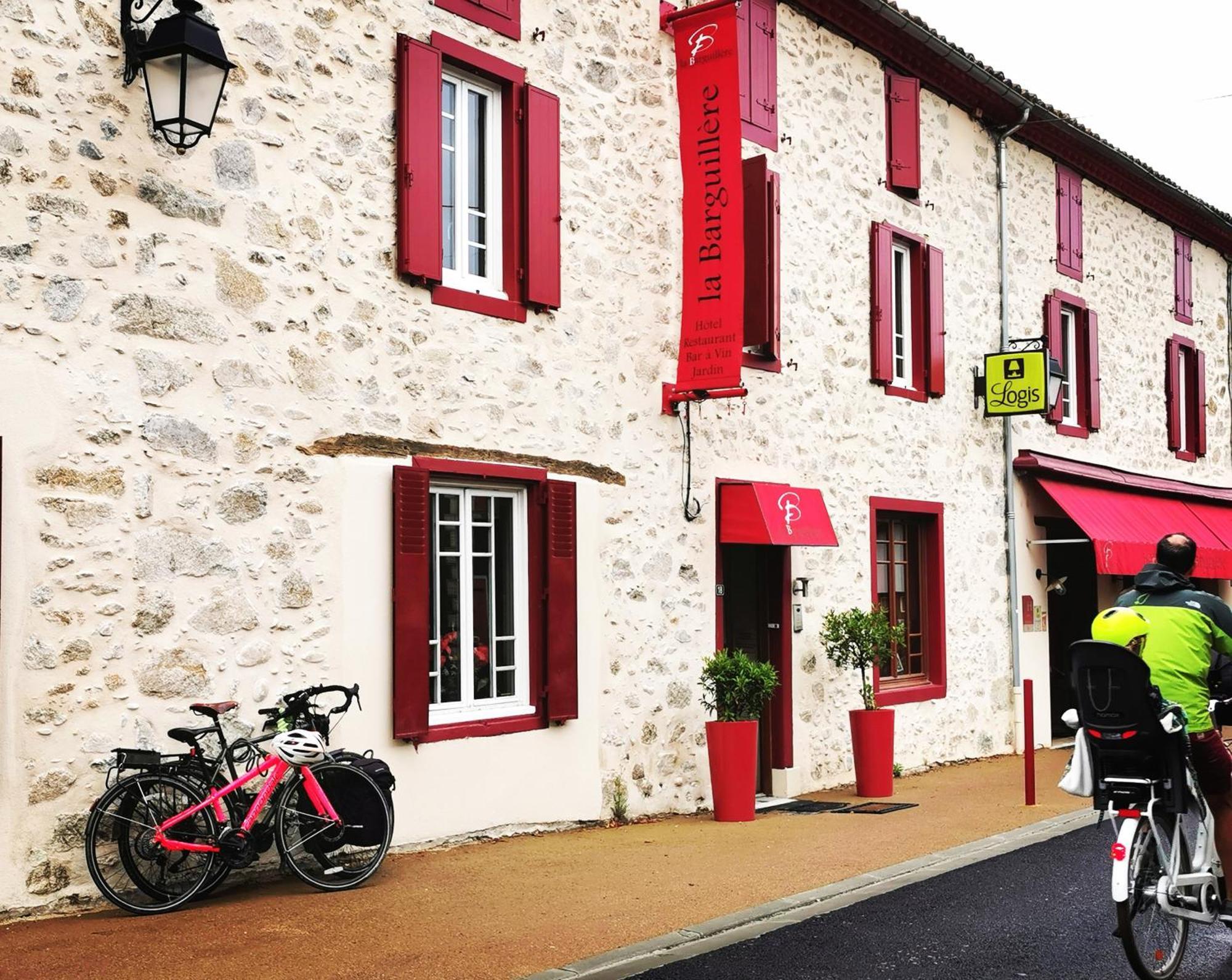 Logis Hotel Restaurant La Barguillere Saint-Pierre-de-Rivière Eksteriør billede