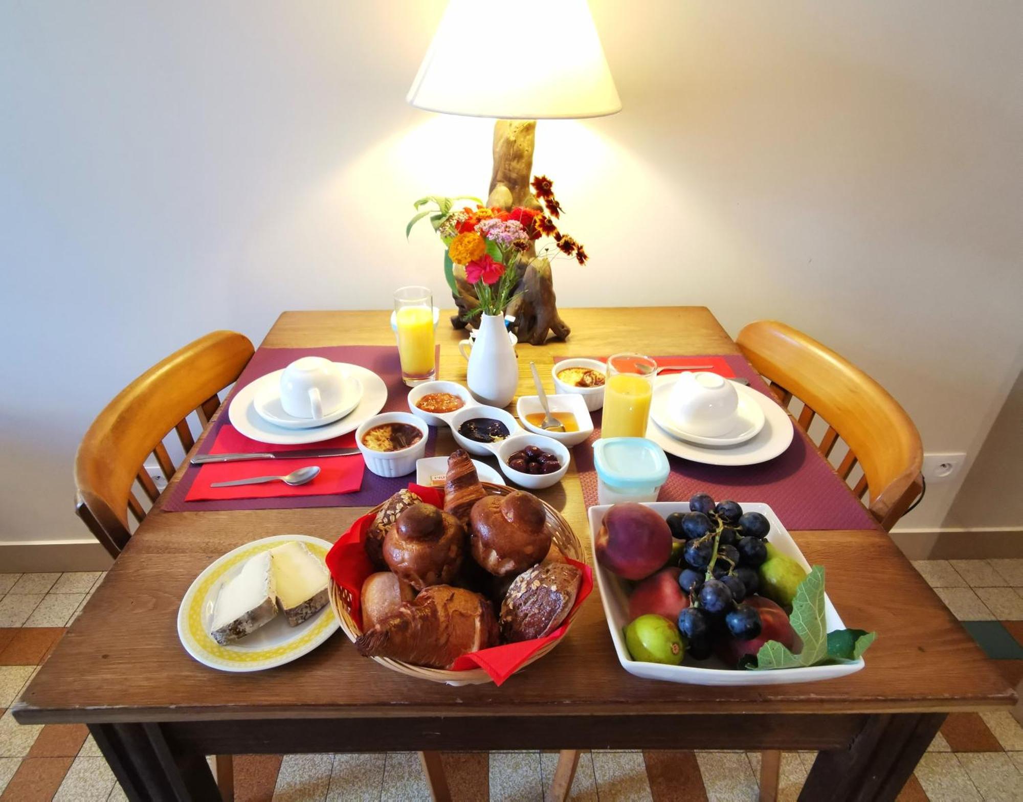 Logis Hotel Restaurant La Barguillere Saint-Pierre-de-Rivière Eksteriør billede